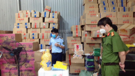Hà Nội phát hiện kho hàng lớn bánh kẹo không rõ nguồn gốc xuất xứ
